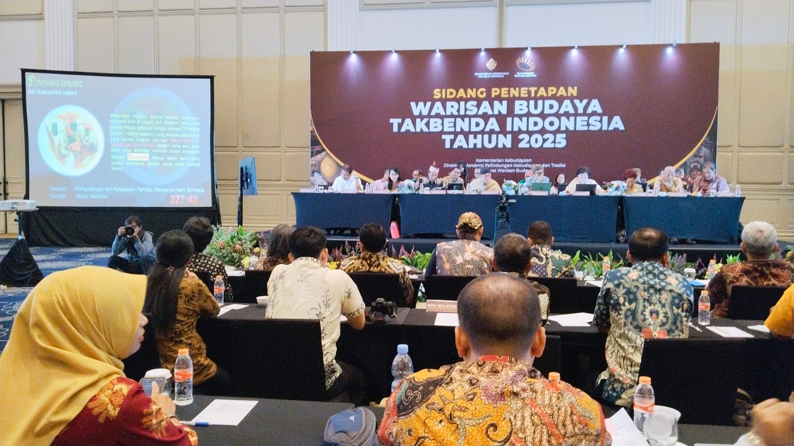 KHIDMAT: Proses jalannya sidang usulan penetapan di Hotel Sutasoma Dharmawangsa, Jalan Darmawangsa Raya, Kebayoran Baru, Jakarta Selatan Selasa (7/10).