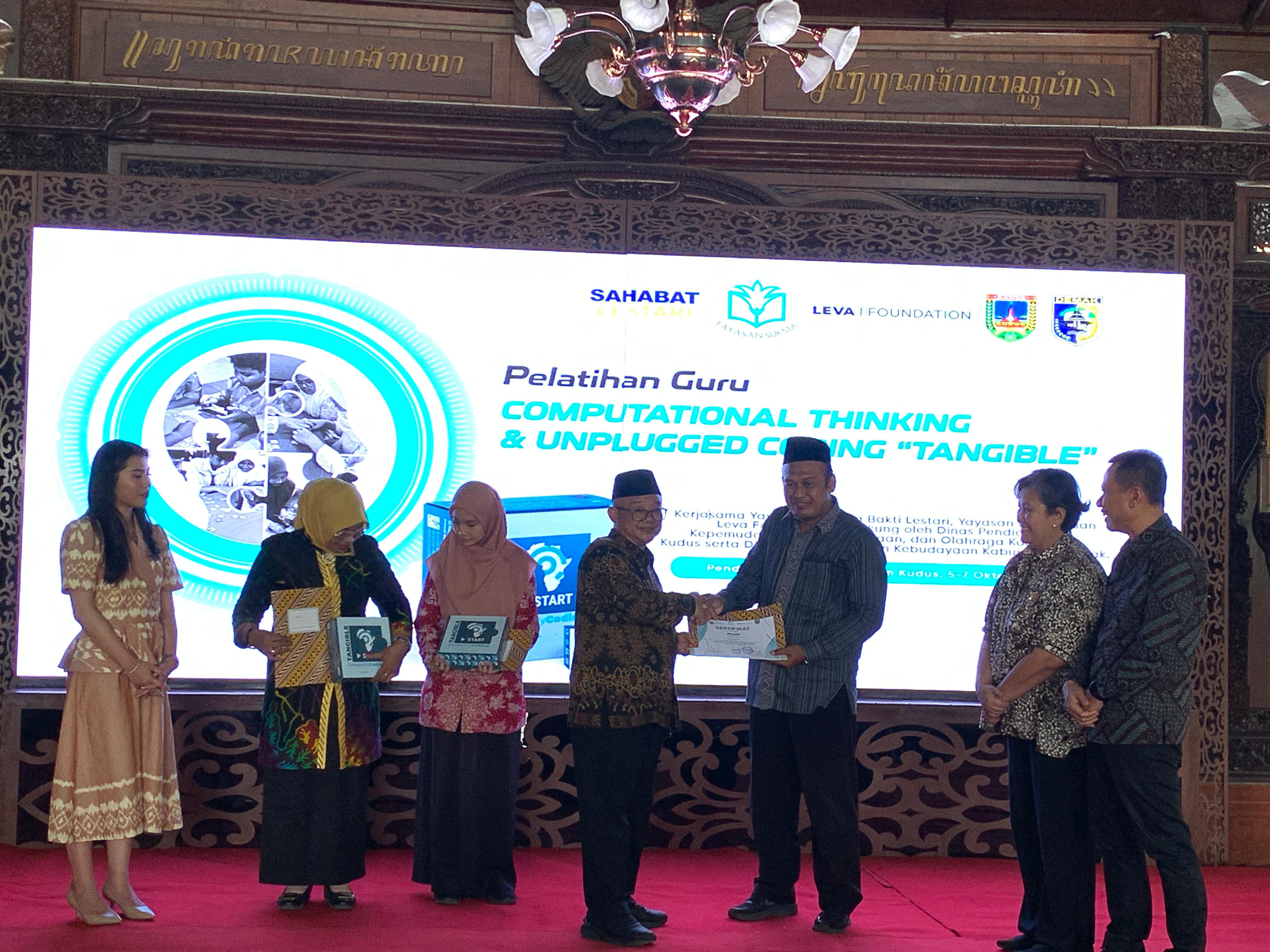 SERAH TERIMA: Mendikdasmen RI Abdul Mu&rsquo;ti memberikan sertifikat pelatihan coding kepada guru secara simbolis di Pendapa Kabupaten Kudus saat penutupan, hari ini. (ANDIKA TRISNA SAPUTRA/RADAR KUDUS)