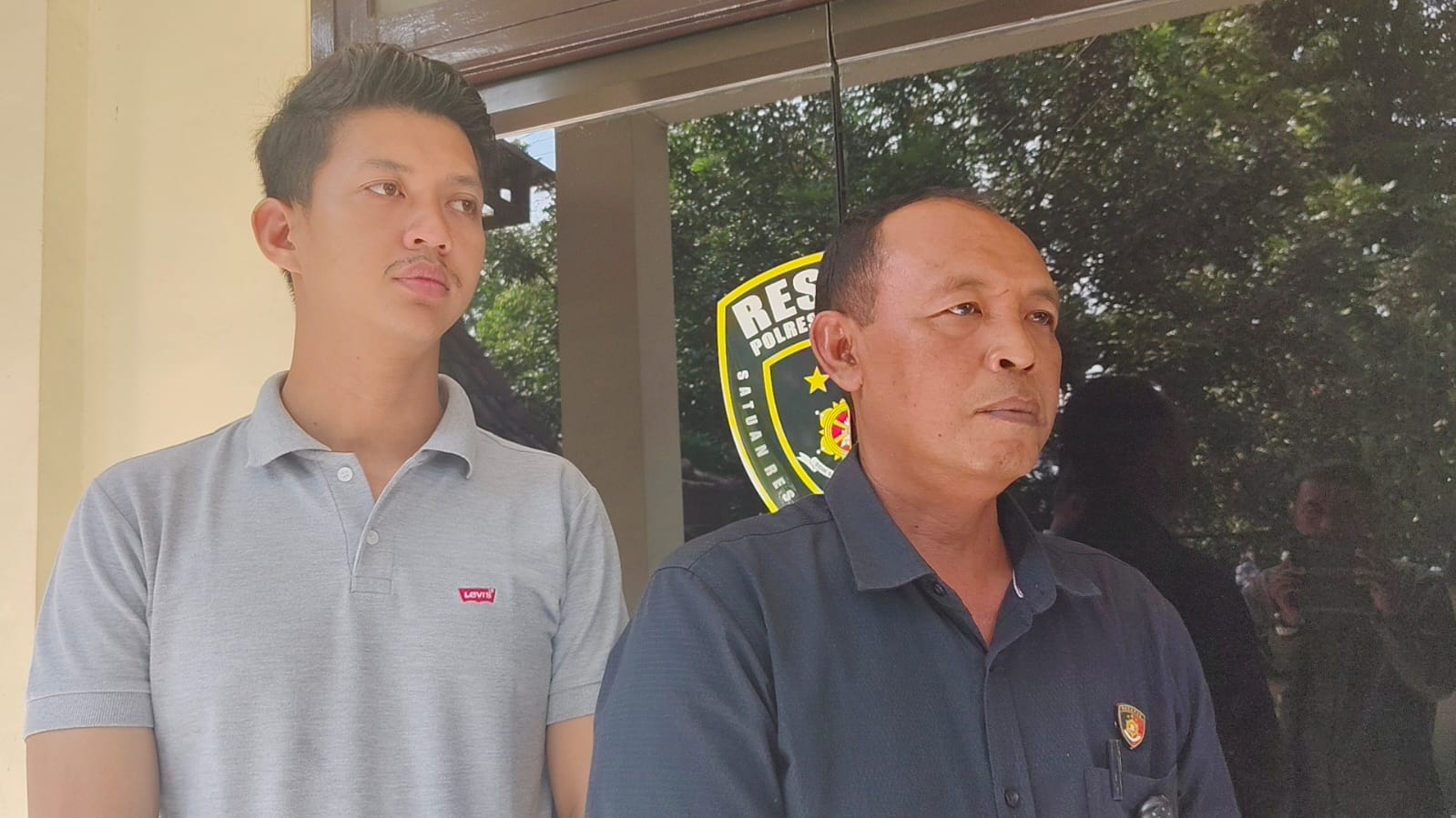 BERIKAN KETERANGAN &ndash; KBO Satreskrim Polres Grobogan Iptu Imam memberikan keterangan tentang kejadian meledaknya SPBE Putat Purwodadi.