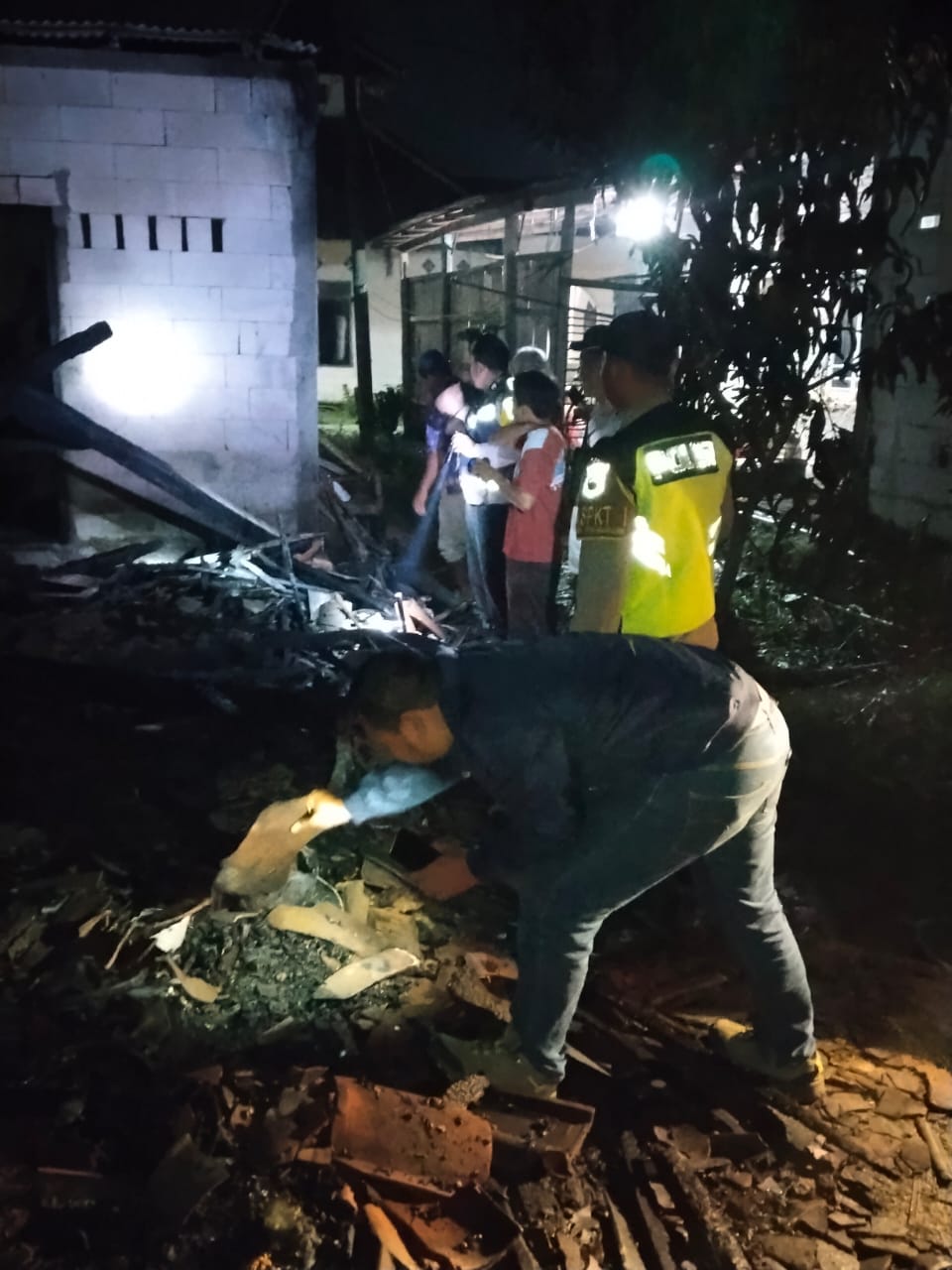 PADAMKAN API &ndash; Petugas dari Damkar dan Polsek Penawangan melakukan pemadaman api di Desa Karangwader, Keamatan Penawangan.