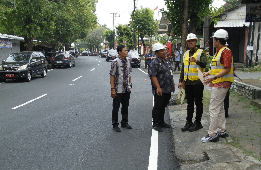 SINERGIS: Bupati Jepara Witiarso Utomo didampingi oleh Kepala DPUPR Hery Yulianto melakukan pengecekan perbaikan Jalan RMP Sosrokartono Selasa (7/10).
