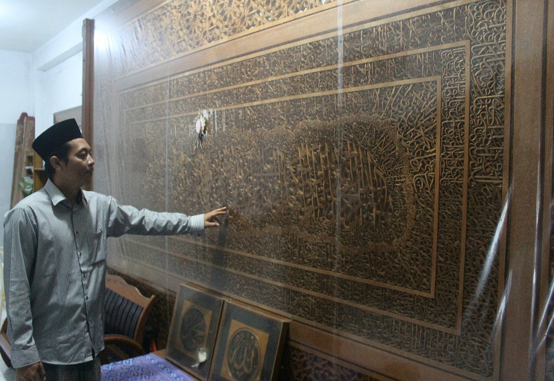 MASTERPIECE: Fuad Hasyim tunjukkan karya fenomenal dengan teknik silam pita di Rumah Kaligrafi belum lama ini.