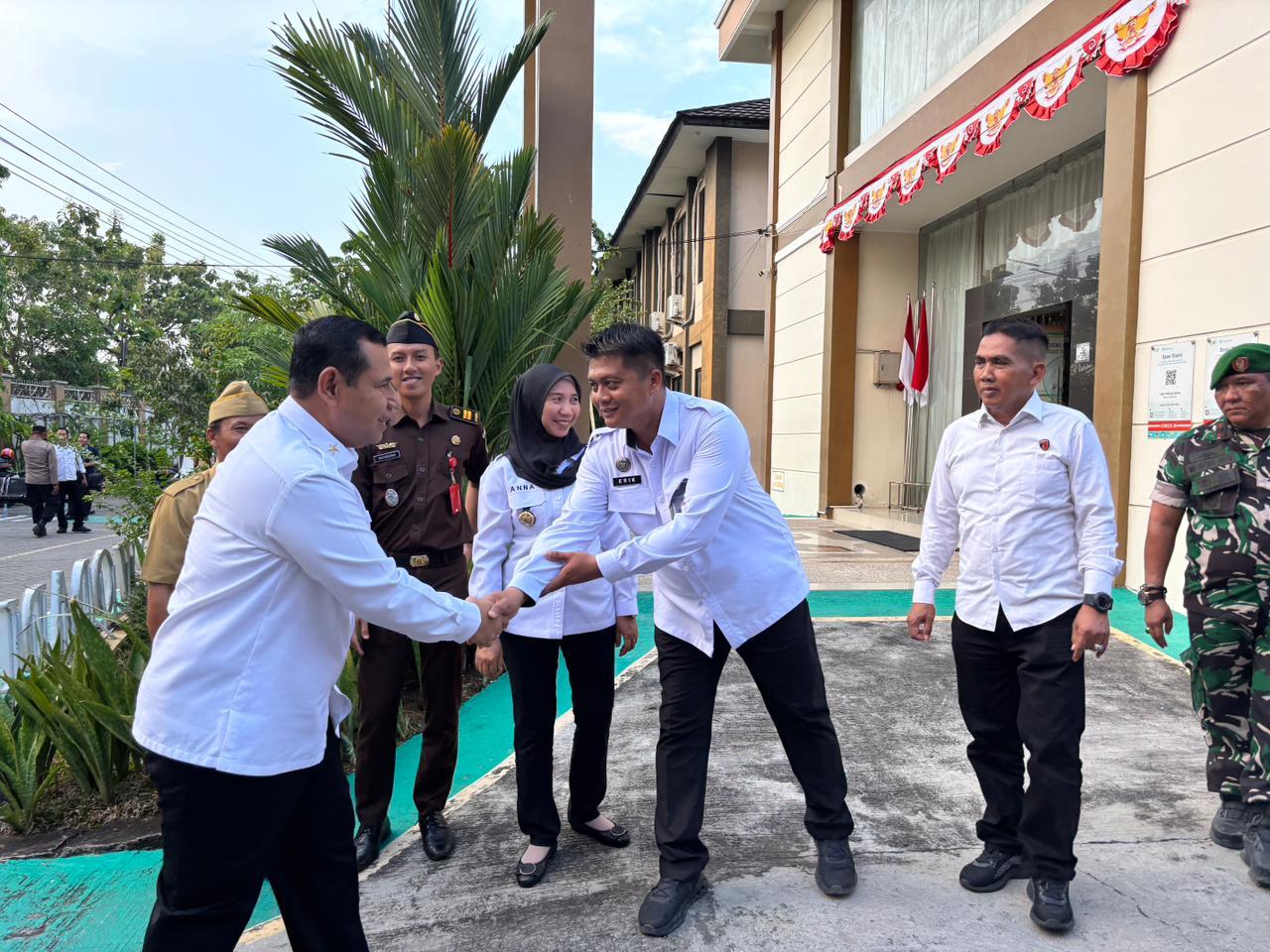 INTREGITAS - Kepala BNN Provinsi Jawa Tengah, Brigjen Pol Agus Rohmat, didampingi Kalapas Purwodadi Erik Murdiyanto ikut mendampongi Apel War on Drigs di SMK N 2 Purwodadi.