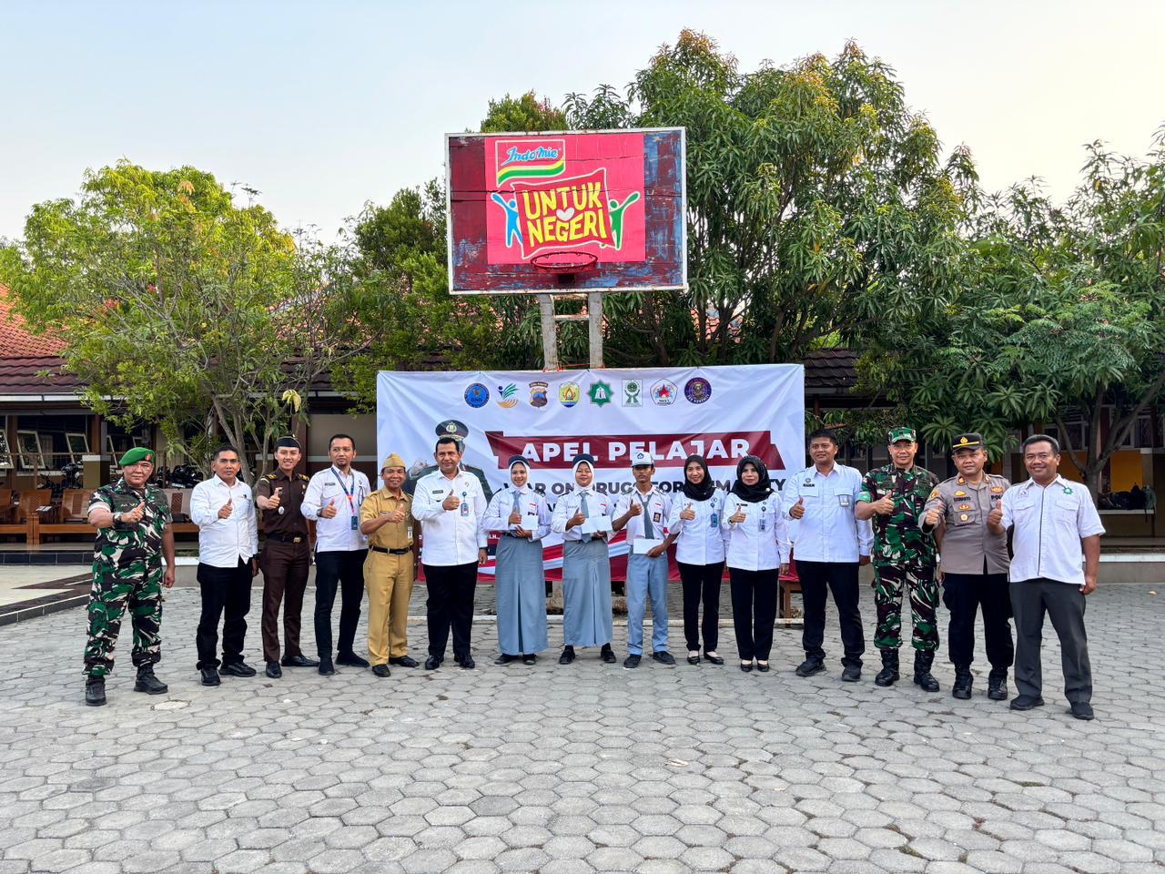 SUKSESKAN ANTI NARKOBA &ndash; Kepala BNN Provinsi Jawa Tengah, Brigjen Pol Agus Rohmat, didampingi Kalapas Purwodadi Erik Murdiyanto ikut mendampongi Apel War on Drigs di SMK N 2 Purwodadi.