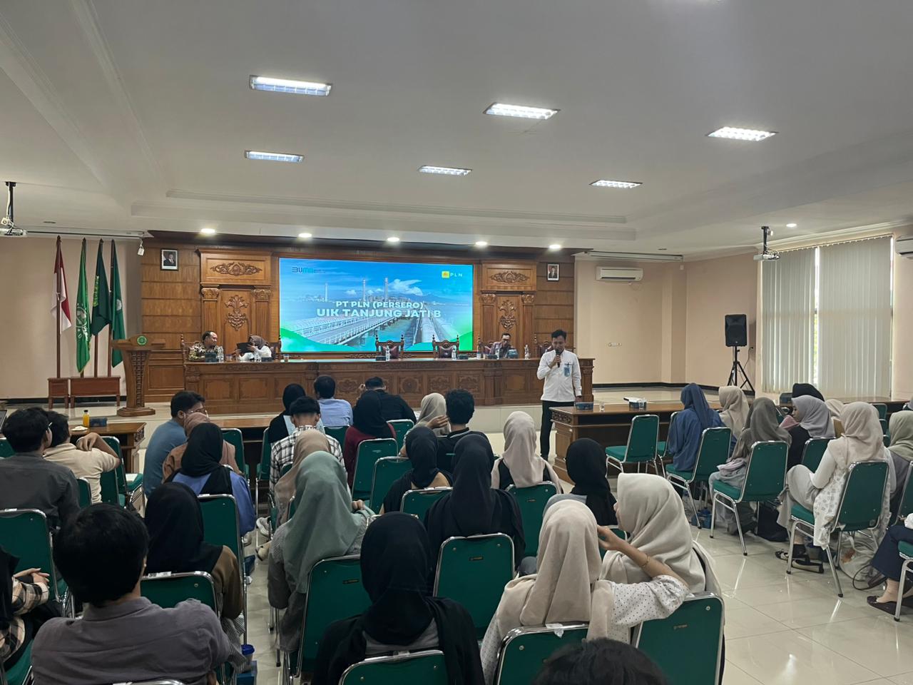Seminar Nasional Inovasi Sosial Tanggung Jawab Sosial dan Lingkungan yang diadakan PLN UIK Tanjung Jati B di Aula UNISNU Jepara.