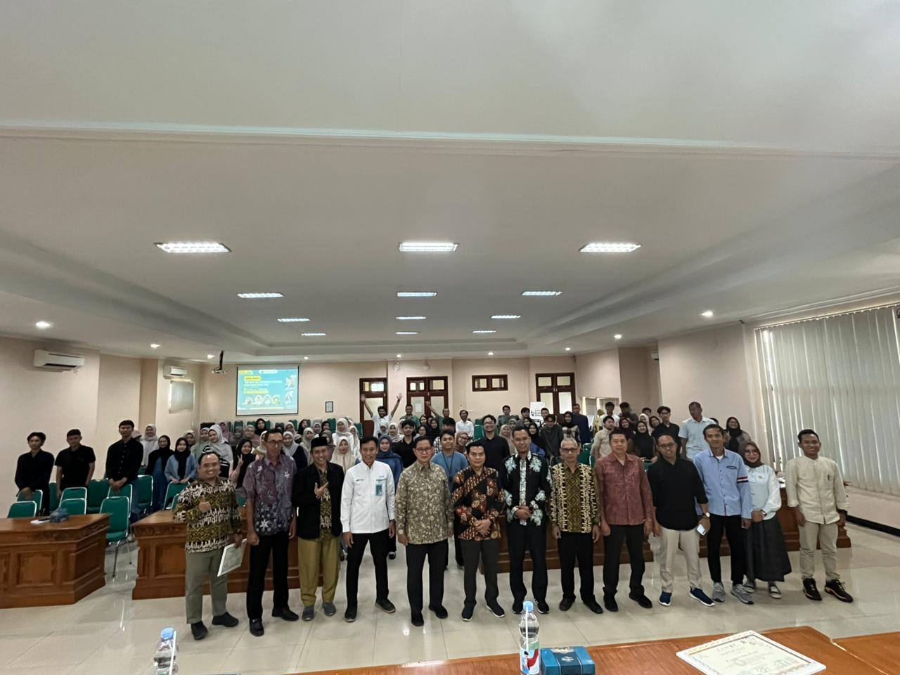 Berfoto Bersama: Seminar Nasional PLN UIK Tanjung Jati B di Aula UNISNU Jepara.