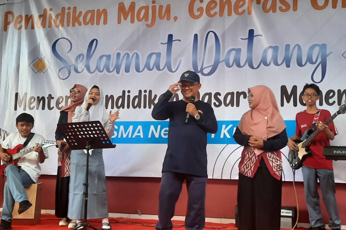 NYANYI BARENG: Menteri Mendikdasmen Abdul Mu