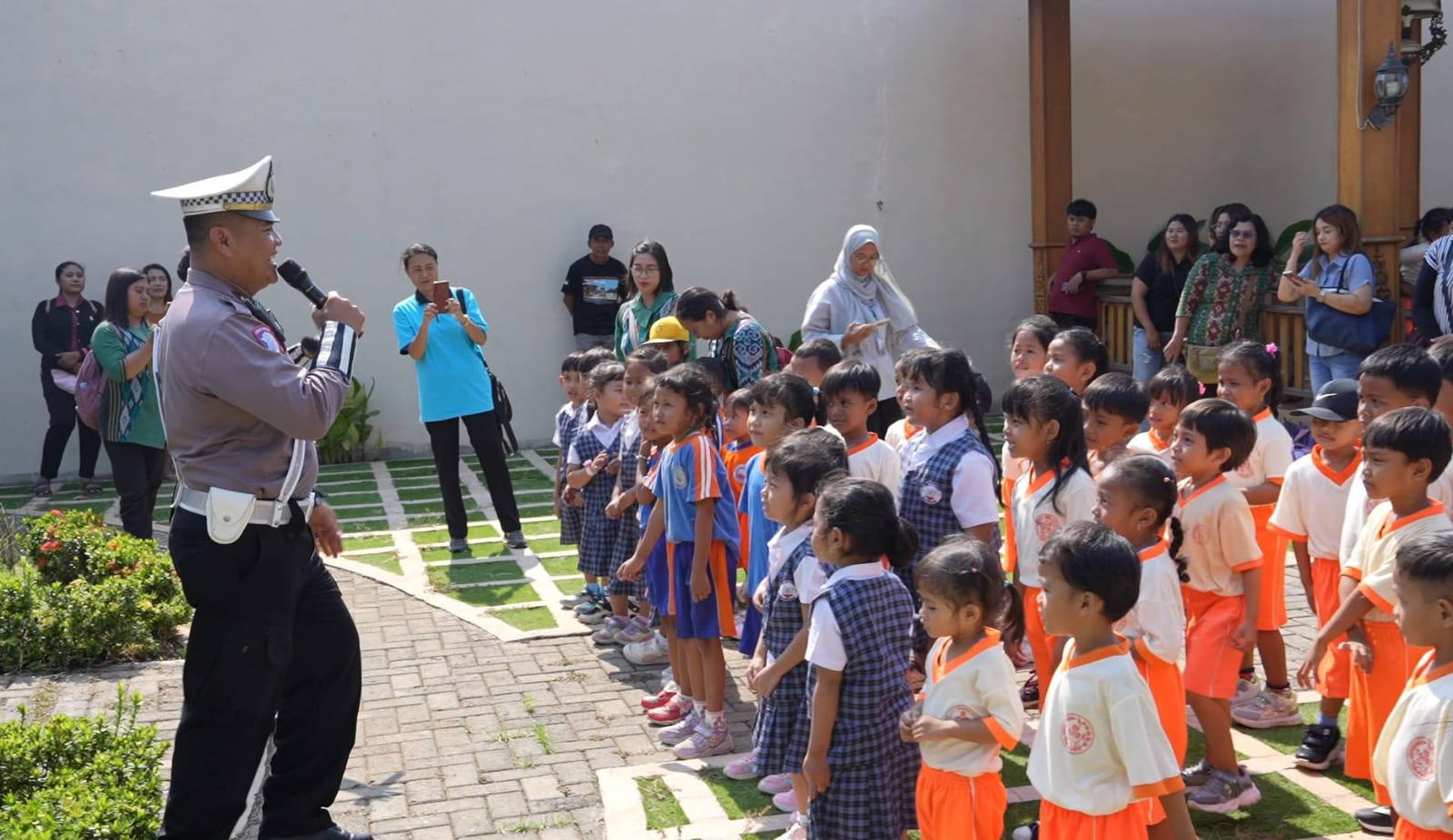 Kepolisian Resor (Polres) Jepara, Polda Jawa Tengah, Satlantas menggelar kegiatan sosialisasi kepada anak-anak TK Ester Bangsri dan TK Pelita Hari Jerukwangi di Mapolres Jepara
