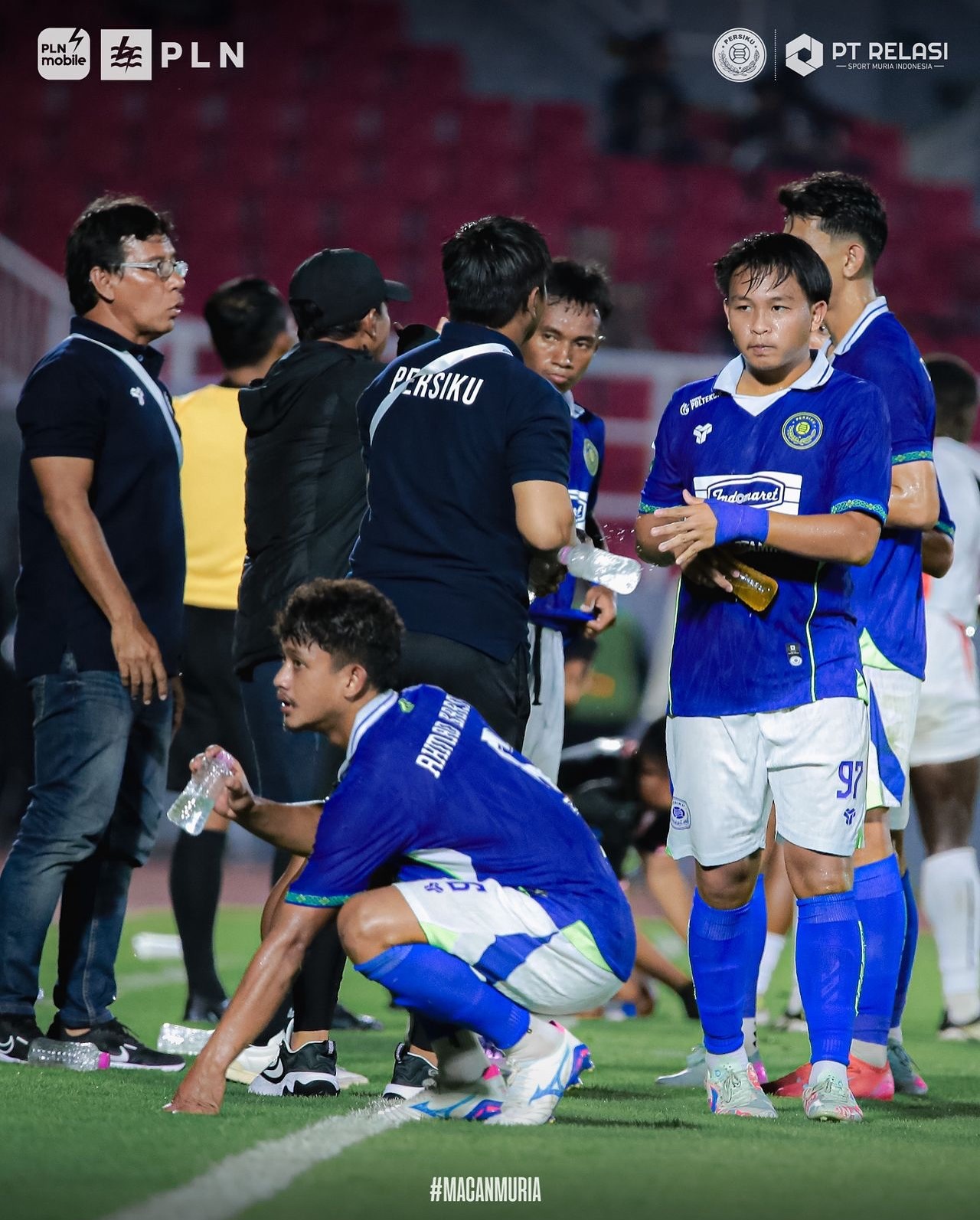 Pelatih Persiku Kudus Alfiat saat memberikan intruksi kepada pemainnya dalam laga melawan Deltras FC pekan kemarin.