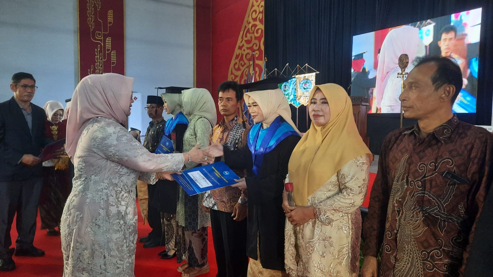 SELAMAT: Sejumlah wisudawan berprestasi saat mendapatkan reward dari UNAN Purwodadi.