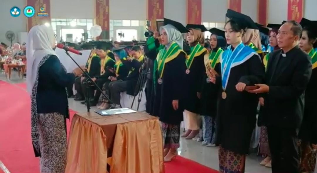 SUMPROF: Sumpah profesi bidan yang dilakukan di Gedung Serba Guna Dewi Sri.