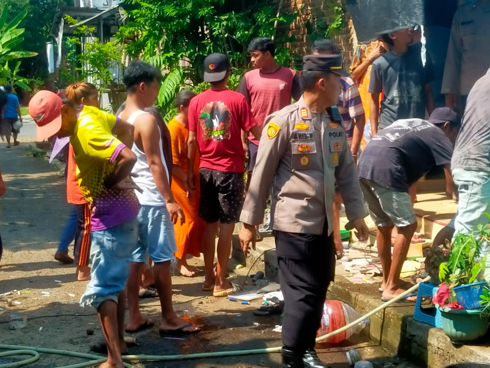 SIAGA: Petugas kebakaran mencoba memadamkan api di warga Pundenrejo, Tayu pada Rabu (8/10).
