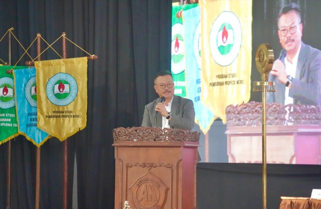 SEMANGAT: Anggota Komisi IX DPR RI Edy Wuryanto saat mengisi dalam sidang senat UNAN.