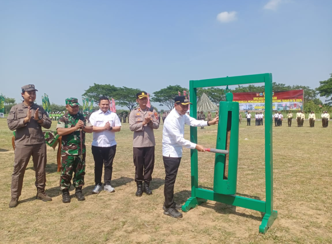 BUNYIKAN: Bupati Kudus memukul kentongan sebagai penanda dimulainya TMMD Sengkuyung IV TA 2025 di Desa Getassrabi, Rabu (8/10). (ANDIKA TRISNA SAPUTRA/RADAR KUDUS)