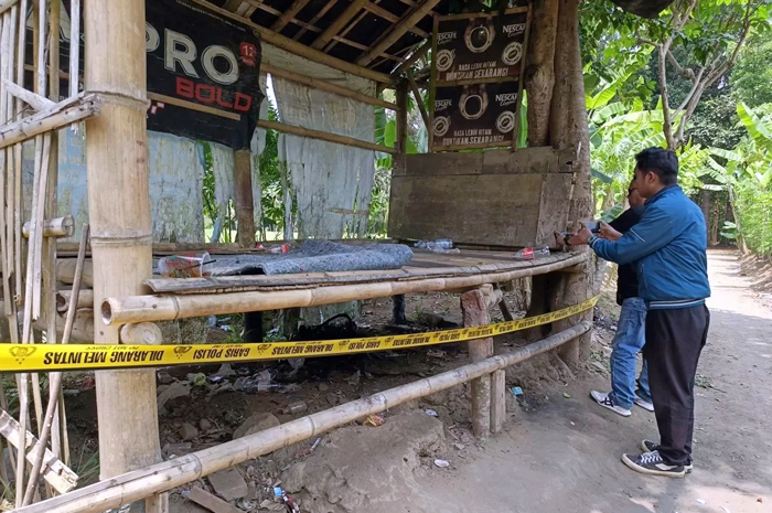 TKP: Seorang warga saat melihat sebuah gubuk yang diduga digunakan untuk pesta miras di&nbsp;Dusun Gedongan Kidul, Desa Bondowoso, Mertoyudan, terpasang garis polisi, Selasa (7/10).