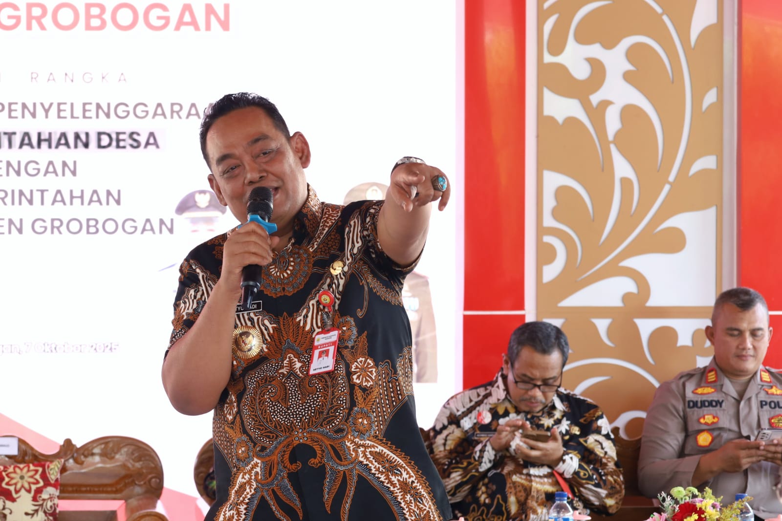 RAKOR: Bupati Grobogan saat memberikan arahan di Kecamatan Grobogan.