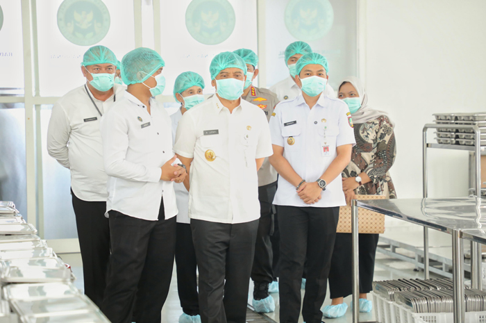 Gubernur Jawa Tengah Ahmad Luthfi saat mengecek Satuan Pelayanan Pemenuhan Gizi (SPPG) di Jebres, Kota Surakarta, Rabu (8/10/2025).