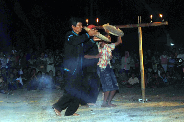EKSIS LAGI: Pemain laesan saat tampil di salah satu pertunjukan. Foto kanan, Yon Suprayoga, sosok yang menghidupkan lagi laesan.
