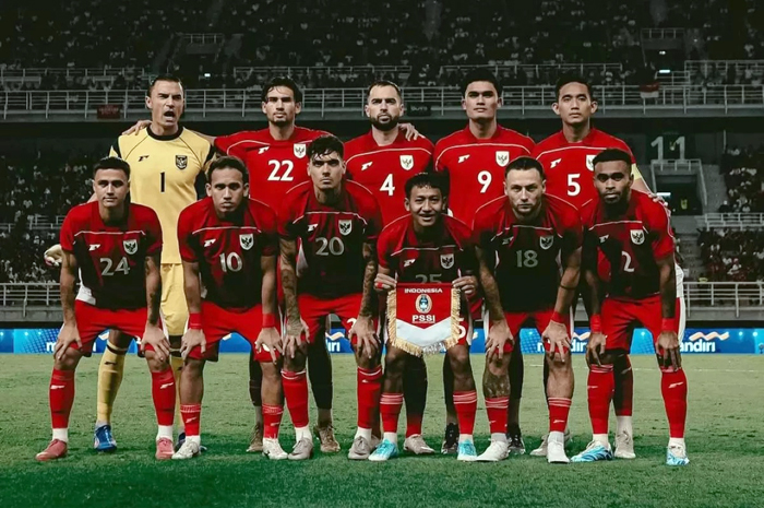 Skuad Timnas Indonesia saat pakai jersey merah.