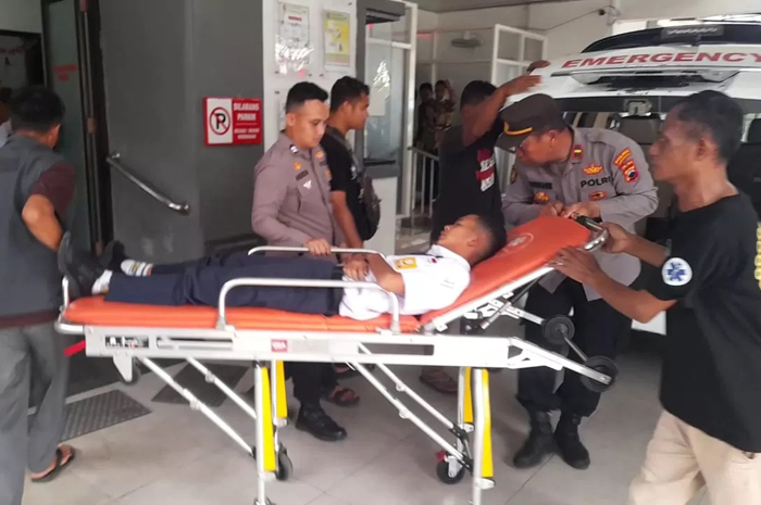 Siswa SMP di Tawangmangu, Karanganyar dilarikan ke Puskesmas Tawangmangu usai diduga mengalami keracunan masal, Kamis (9/10/2025).