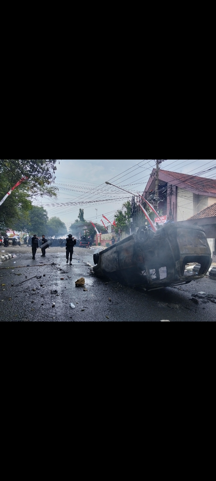 DIBAKAR: Mobil provos terbakar ketika demo 13 Agustus lalu di area Alun-alun Pati.