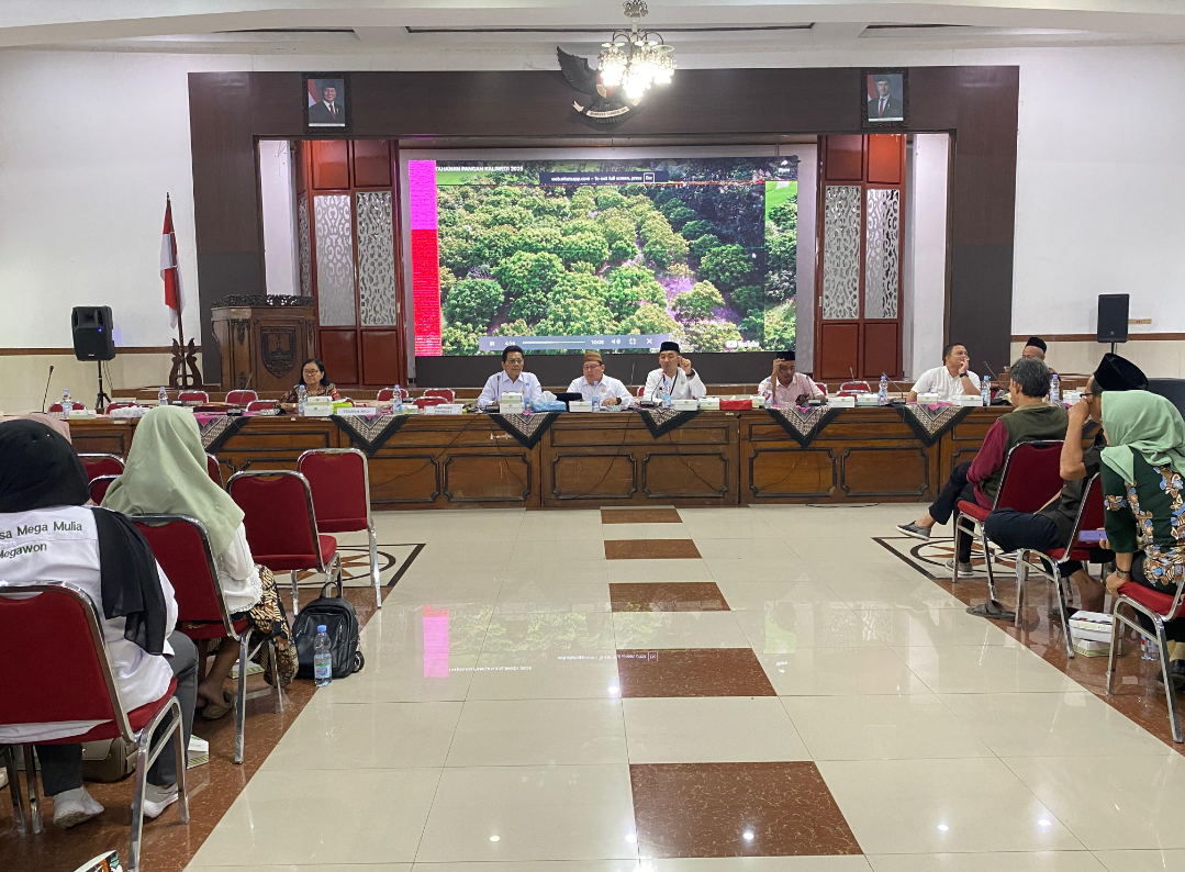 BERPIKIR: Pansus 1 DPRD Kudus bersama Dinas PMD Kudus menggelar rapat pembahasan Ranperda terkait Bumdes dan Bumdes bersama, Kamis (9/10). (ANDIKA TRISNA SAPUTRA/RADAR KUDUS)