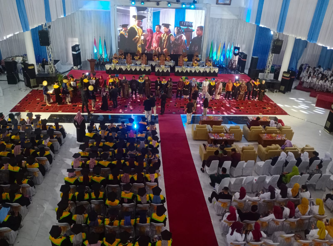 BAHAGIA: Ratusan Mahasiswa UMKU mengikuti prosesi wisuda ke-30 yang digelar di Crystal Building UMKU, Kamis (9/10). (ANDIKA TRISNA SAPUTRA/RADAR KUDUS)