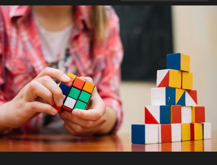 Ilustrasi orang bermain rubik