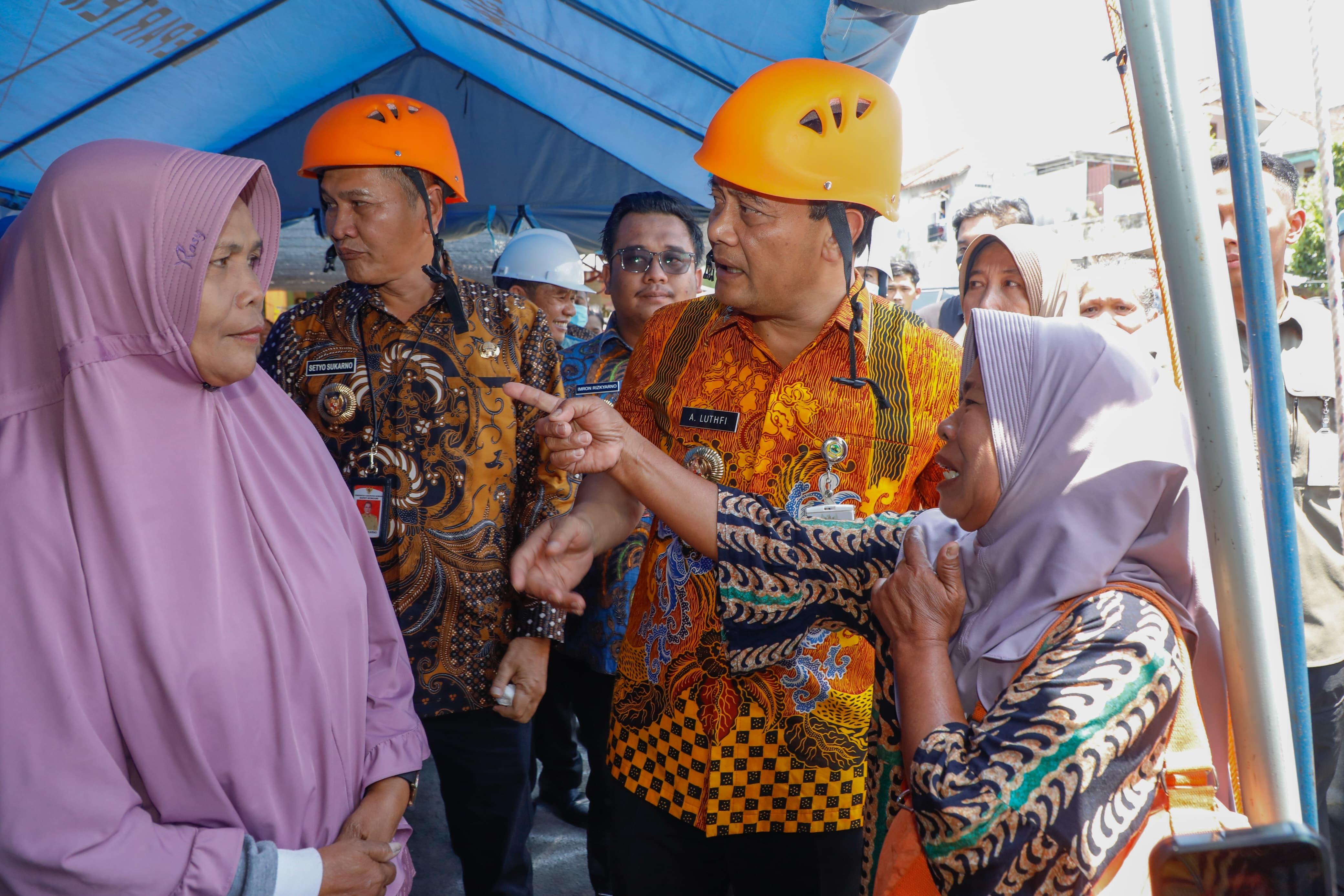 Ahmad Luthfi saat meninjau lokasi kebakaran Pasar Kota Wonogiri dan menyerahkan bantuan kepada warga terdampak, Kamis, 9 Oktober 2025