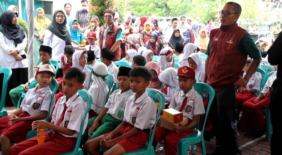 ANTUSIAS: Sejumlah siswa didampingi oleh orang tua saat MPLS SR hari pertama Selasa (30/9).