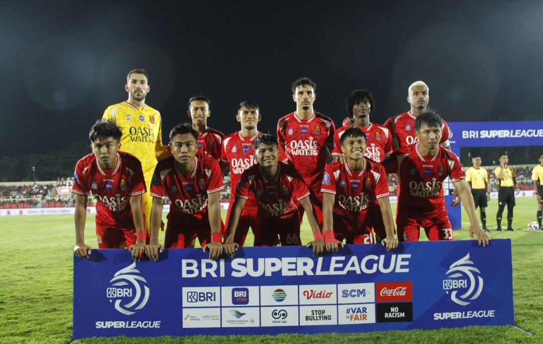 TAK KOMPLIT: Tim Laskar Kalinyamat saat menghadapi Persik Kediri pada Sabtu (27/10).