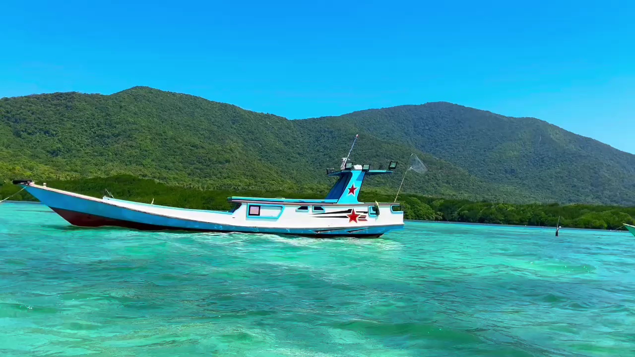 MENAWAN: Perahu wisatawan tengah tertambat di perairan Karimunjawa.