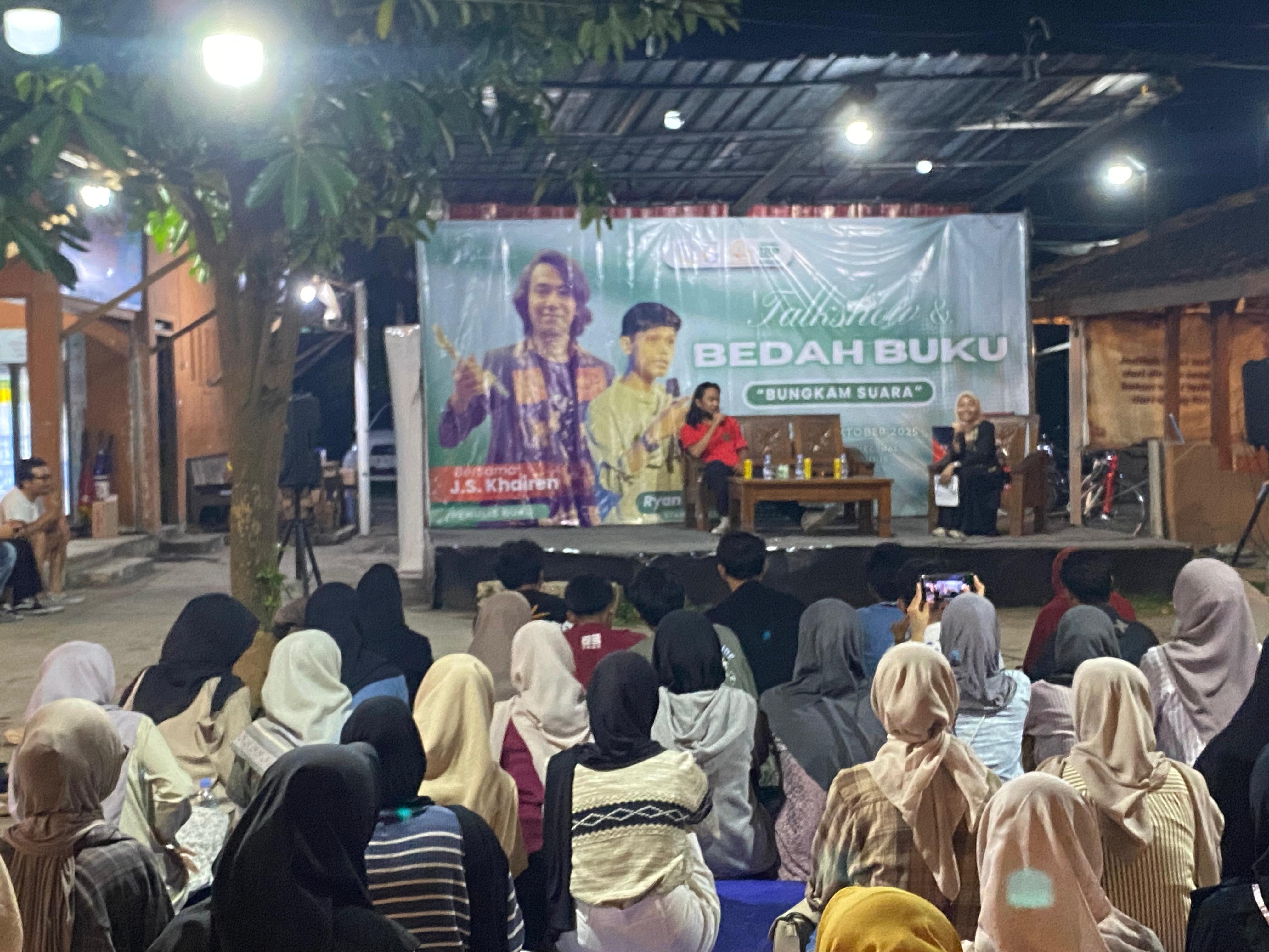 INTERAKTIF: J.S Khairen mengungkapkan terkait buku karyanya dalam sesi bedah buku di Joglo Maqha, Jumat (10/10). (ANDIKA TRISNA SAPUTRA/RADAR KUDUS)
