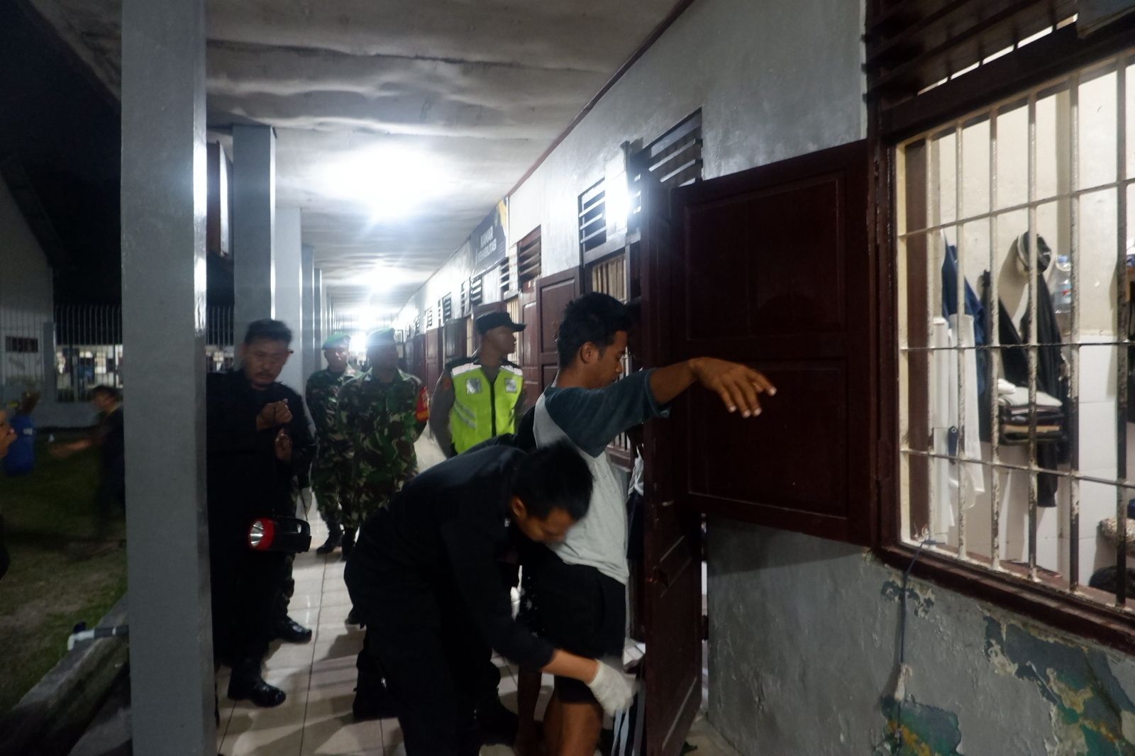 SIROJUL  MUNIR/RADAR KUDUS  PERIKSA PAKAIAN &ndash; Anggota tim gabungan dari Lapas, TNI dan Polri melakukan pemeriksaan kepada warga binaan di Lapas Kelas II B Purwodadi.