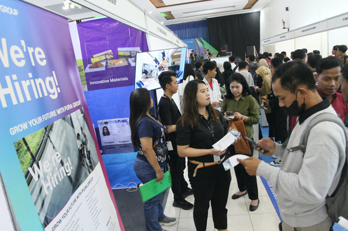 ANTUSIAS: Para pencari kerja mendatangi stand perusahaan saat job fair.