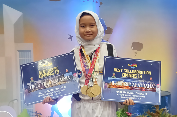 BERPRESTASI: Nada Jenna Sasmaya menunjukkan trofi juara umum OMNAS ke-13.