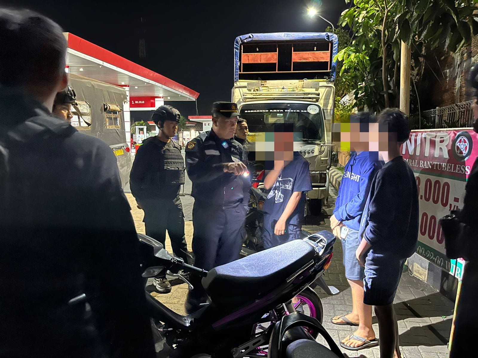 Tim Patroli Presisi Siraju Polres Jepara kembali mengamankan sekelompok pemuda yang sedang asyik berpesta minuman keras (miras) dikawasan Pantai Kartini Jepara, pada Sabtu (11/10/2025) malam.