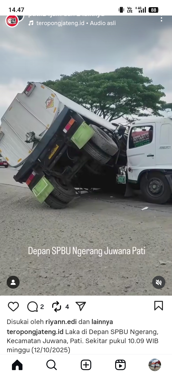 BRUAK: Truk ringsek di depan SPBU Ngerang Juwana tadi siang.