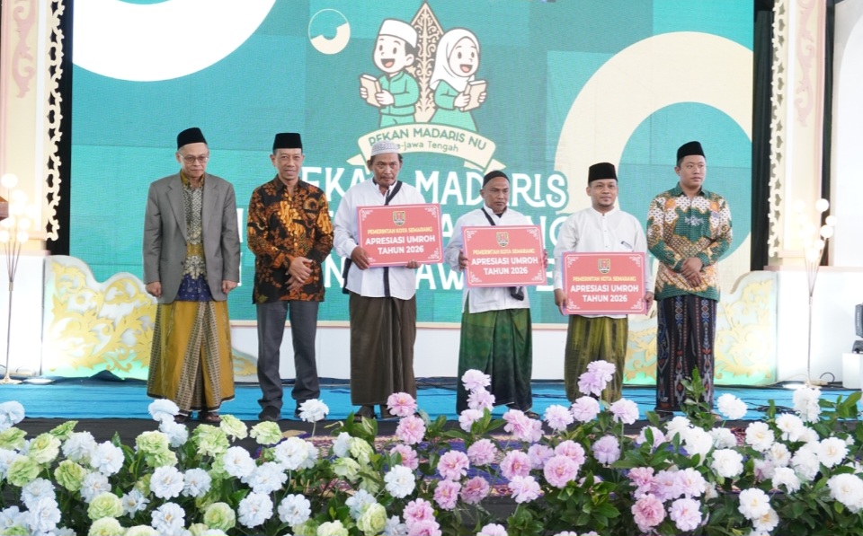 BERKHIDMAT: Para guru madin yang menerima hadiah umrah atas dedikasinya telah mengajar bertahun-tahun.