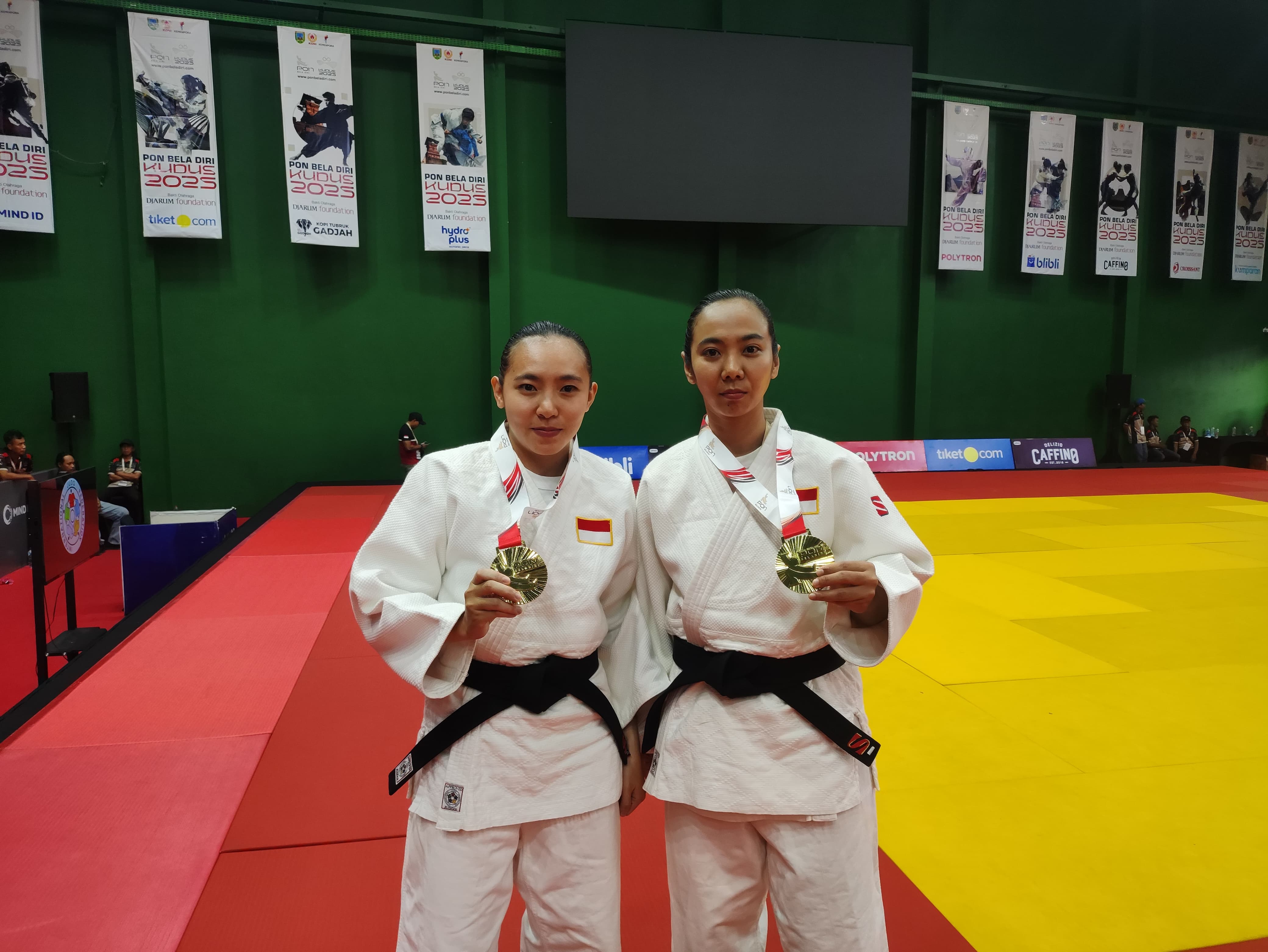 PERJUANGAN: Judoka Cynthia Trubus Octaviani &nbsp;(kanan) bersama Lie Grace Nathalia Tedjawijaya (kiri) berhasil memperoleh emas pada nomor Jun No Kata.