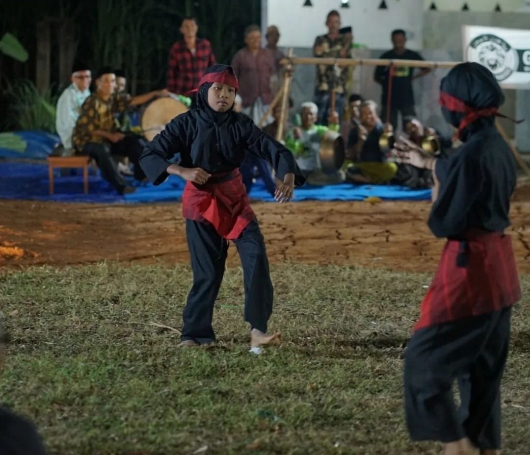 BERLATIH: Dua anak dari Desa Pagerharjo, Wedarijaksa, Pati memperagakan tarian Gong Cik di Sanggar Dolanan Tradisional Pati belum lama ini.
