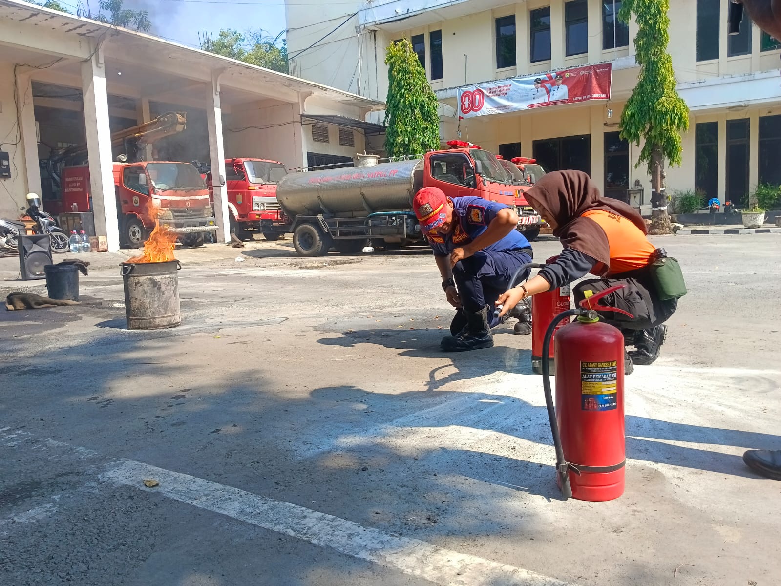 GLADI TANGGUH: Ubaloka saat melakukan pelatihan memadamkan api menggunakan apar.