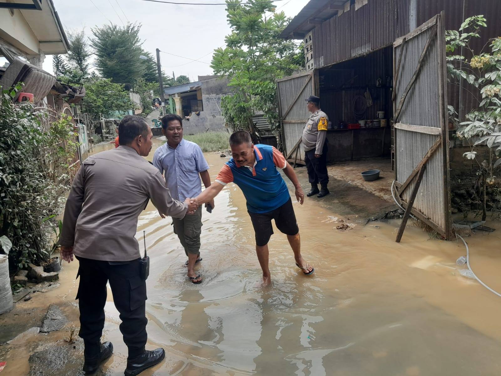 Polsek medan, memantau lokasi banjir