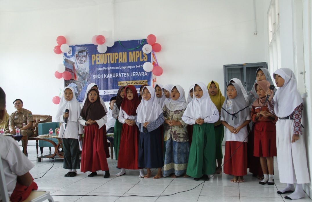 PENUH HARU: Sejumlah siswa sekolah rakyat tengan memberikan persembahan lagu saat momen penutupan MPLS pada Senin (13/10).