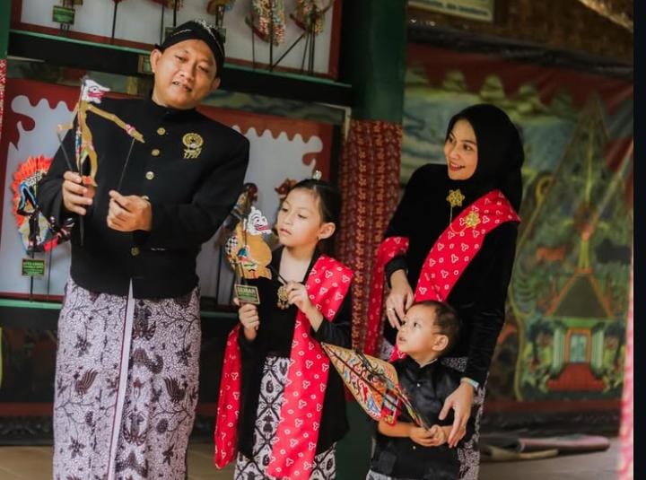 Orang Jawa menggunakan baju adat
