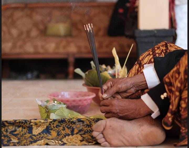 Ilustrasi orang melakukan spiritual