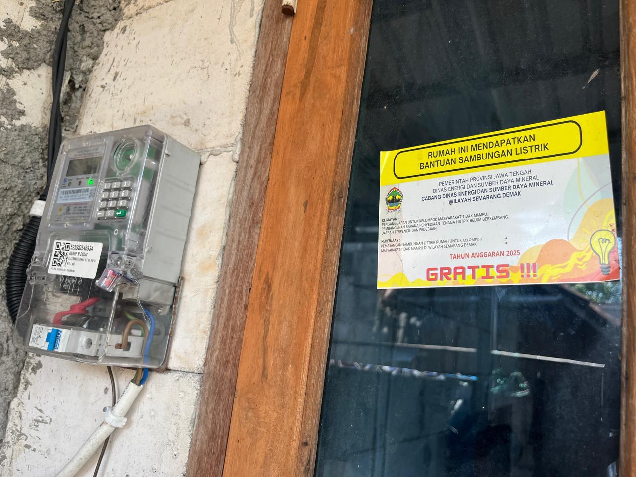 Bantuan sambungan listrik gratis dari Pemprov Jateng kepada masyarakat kurang mampu