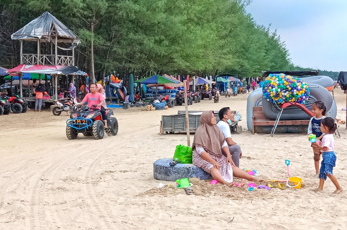 BERWISATA: Wisatawan sedang menikmati Pantai Karang Jahe, Desa Punjulharjo, Rembang beberapa waktu lalu.  