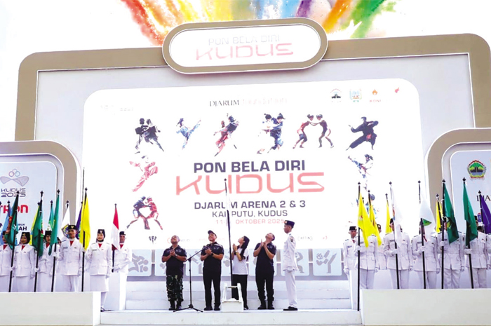 MERIAH: Bupati, Wabup, dan Forkipimda Kudus di panggung Alun-alun Simpang 7 Kudus saat pembukaan PON Bela Diri 2025.