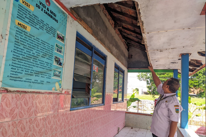 RUSAK: Kepada SD 2 Sambung, Undaan Darmo Winoto memperlihatkan kondisi plafon rusak di makan raayap baru-baru ini.
